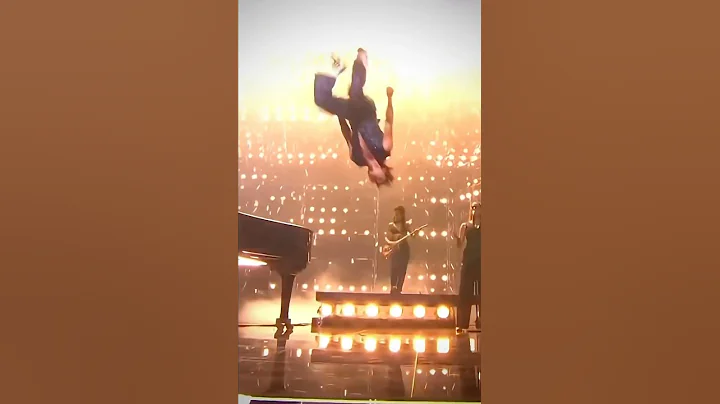 sabrina didn’t see that coming 😳 #bensonboone #sabrinacarpenter #vmas #2024 #funny #popculture