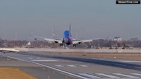 Raw video | Southwest flight has to abort landing to avoid hitting private jet at Chicago Midway