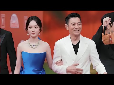 杨幂刘德华亲密挽手送荔枝,《长安的荔枝》剧组走上红毯向观众致意 #杨幂 #刘德华 #张若昀 #第27届上海国际电影节 CLIP Episode cover