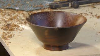 Richard Raffan turns a gidgee bowl