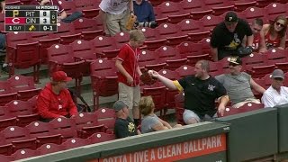 PIT@CIN: Bucs fan shares souvenir with young Reds fan