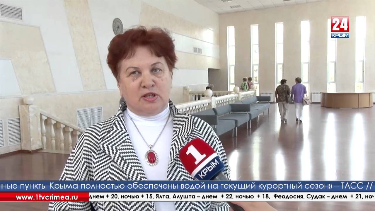 На базаре, армянин продает свинину. Подходит мужик изображения На базаре, армянин продает свинину. Подходит мужик изоражения