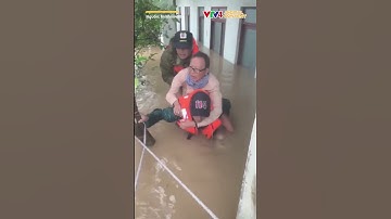 Xót thương những hình ảnh đồng bào gồng mình chống chọi đợt mưa lũ lịch sử | VTV4