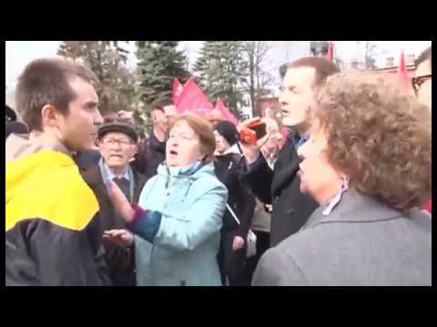 Стычка из-за провокационного плаката возле памятника Карлу Марксу
