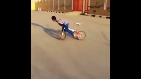 مهارة طفل في قيادة الدراجة الهوائية
