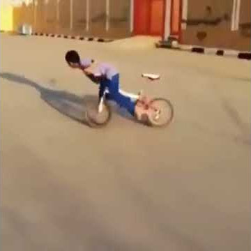 مهارة طفل في قيادة الدراجة الهوائية