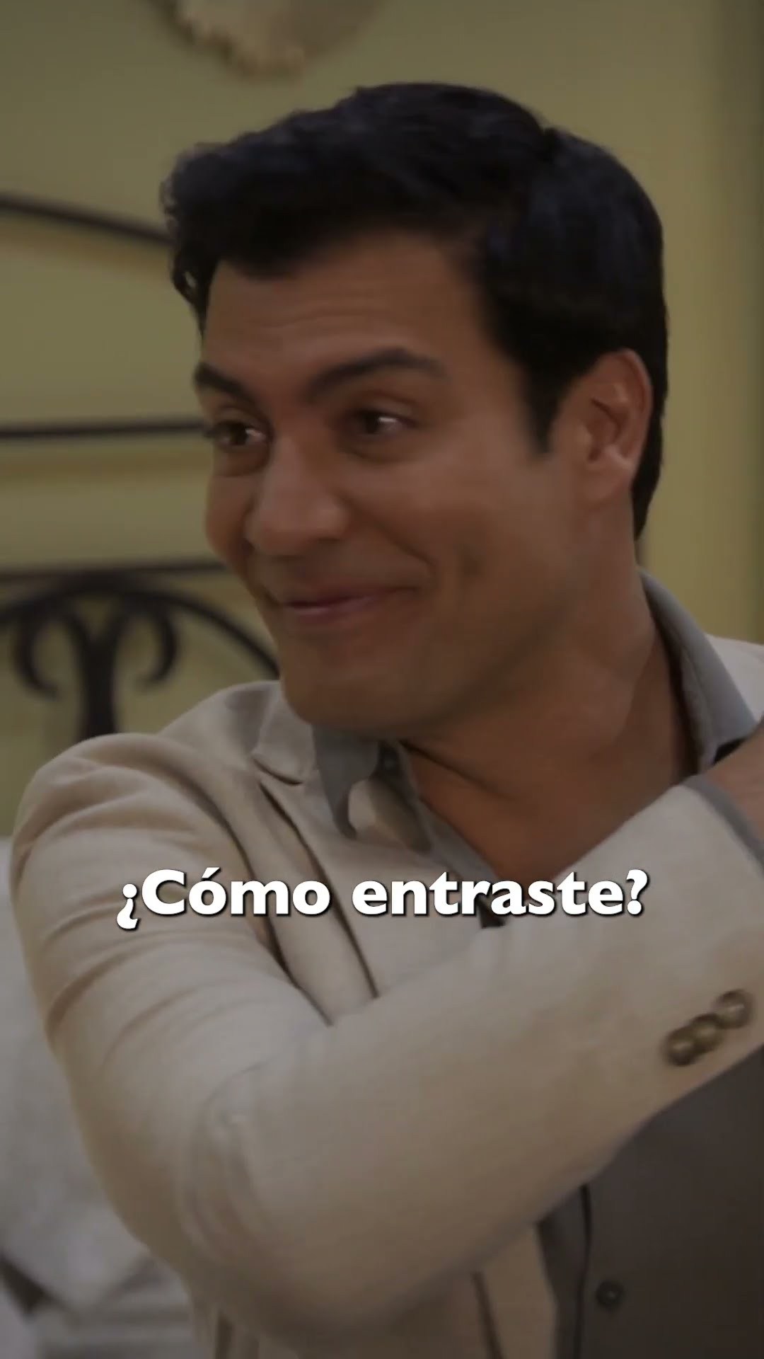 ??? Tomás le hace una visita nocturna a Gabriela #AmorAmargo #shorts