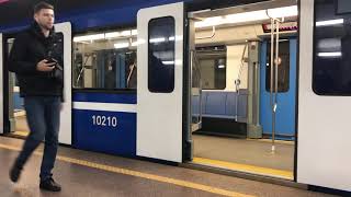 Поезд Штадлер приехал на станцию метро Могилевская