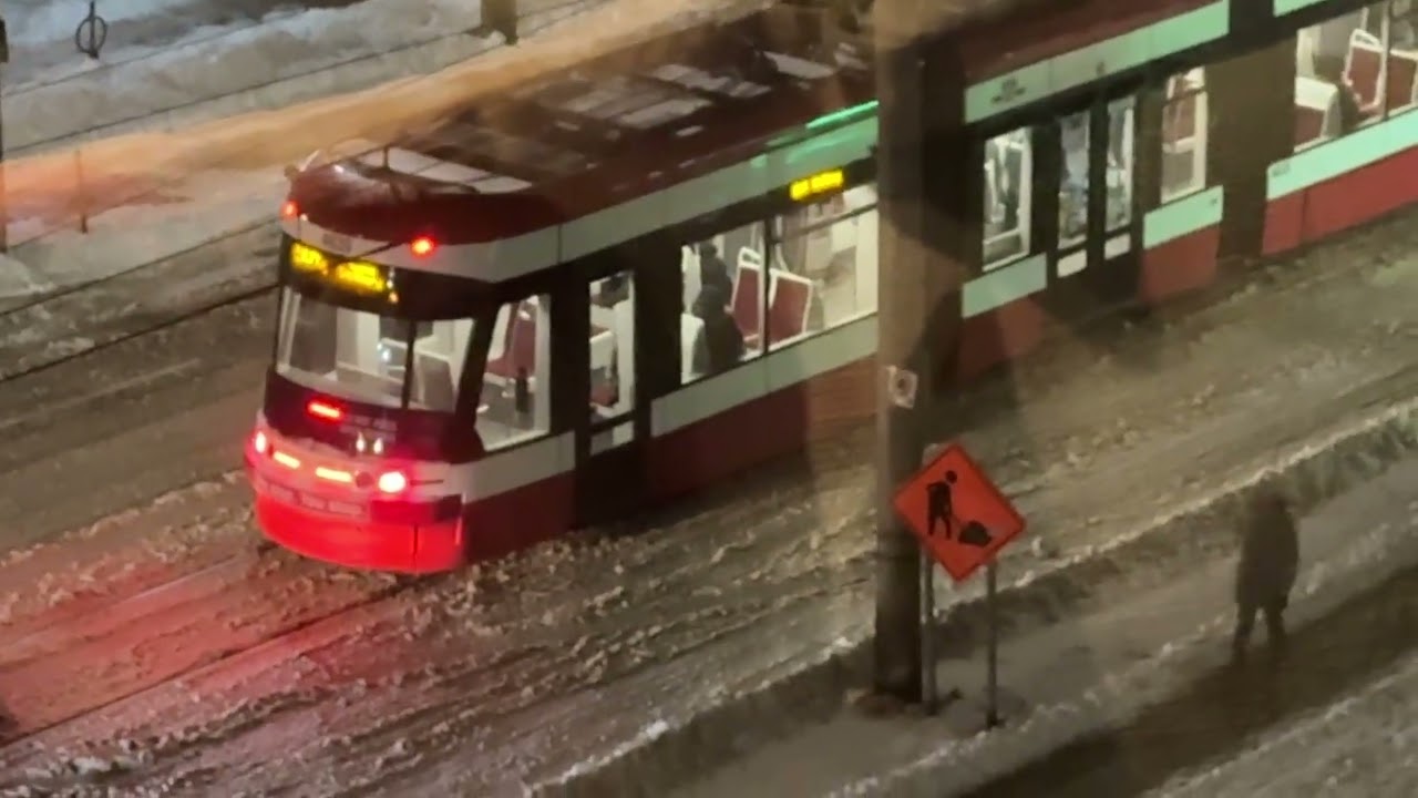 Вторая акция по уборке снега в рамках акции Snowmageddon на пересечении улиц Bathurst и King St W...