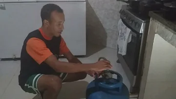 Como trocar botijão de gás cheio?