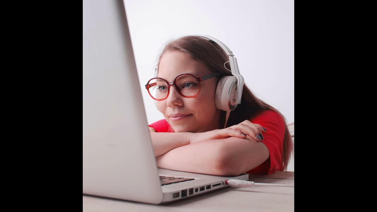 Лежачее кресло для компьютера. Работа в интернете на дому. Для тех кто за компьютером. Парень сидит за компьютером. Девушка у компьютера с наушниками.