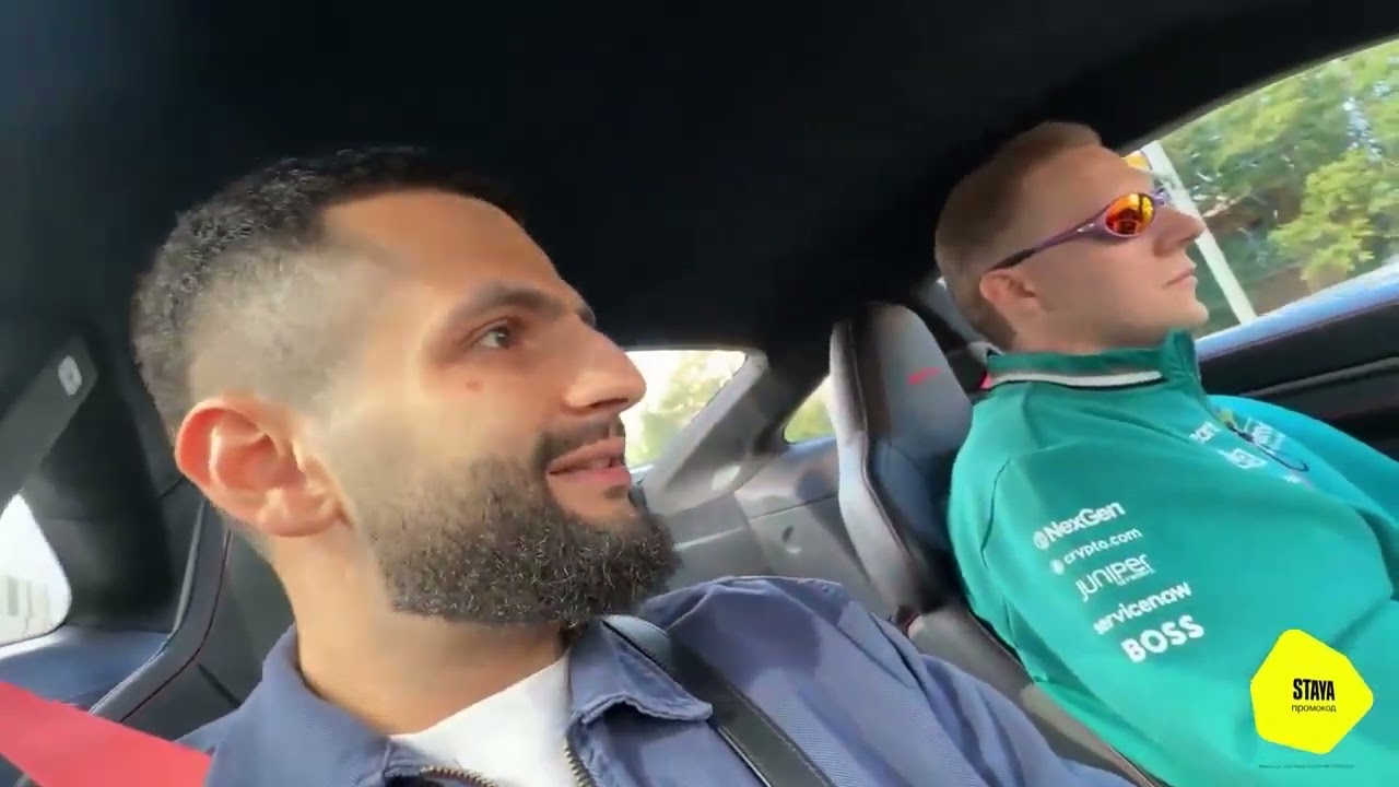 Ich sitze in einem Porsche GT3, und mein Kumpel sagt: „Bruder, der hat uns noch nie respektiert. Dem machen wir jetzt die Bremsen fertig.“ Er lacht, aber für mich ist das kein Spaß mehr. Ich gebe...