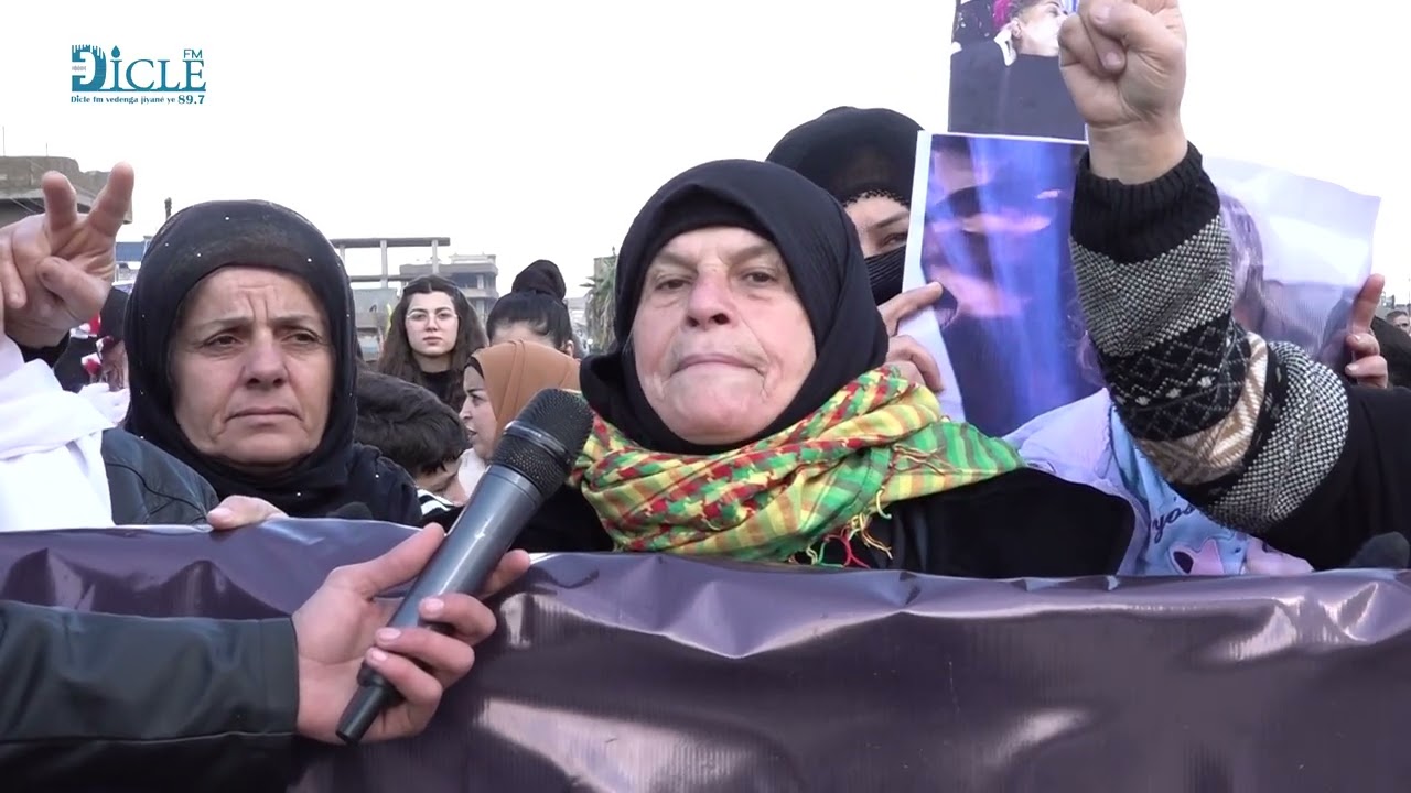 نظمت مسيرة حاشدة في ديريك لدعم مقاومة شيخ مقصود والأشرفية ولادانة المجازر التي ارتكبت ضد المدنيين.