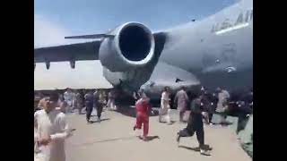 Avgonistonda Odamlar Samalyotda Qochishga Harakat