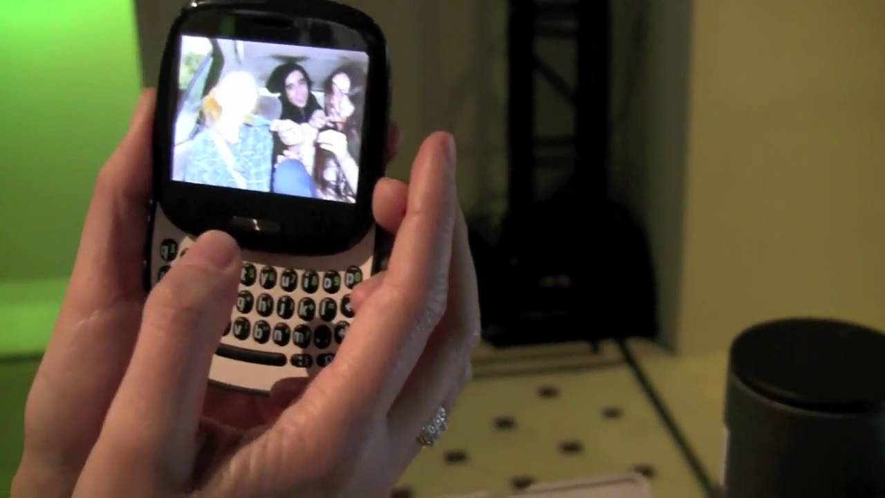 Microsoft Kin 1 hands-on - The first Kin phone from Microsoft