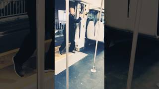 The procedure to close doors in London (SWR service) #uk #swr #trains #tfl #alstom#class150desiro