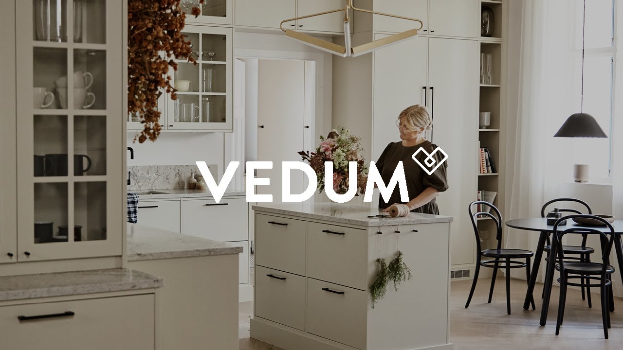 Vedum Kök & Bad - Stilrent beige kök med svarta detaljer