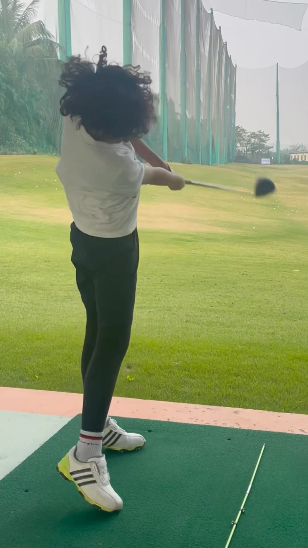 (Golf familyVN)em bé có cú đánh fullswing đẹp quá ?#golf #shorts