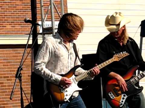 Andy Timmons playing "Beautiful, Strange" at The Dallas Guitar Show 2009 Part 5