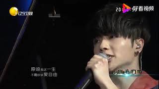 当年快男华晨宇凭借一首《海阔天空》直接一路飙升,登上冠军宝座