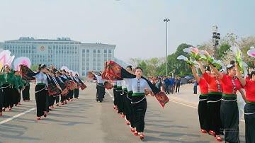 VÒNG XOÈ TÂY BẮC TẠI LỄ HỘI HOA BAN NỞ “ CÁC CÔ GÁI BẢN & DU KHÁCH CHUNG TAY VÒNG XOÈ CÙNG MỌI NGƯỜI