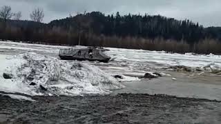 В Кузбассе людей унесло по Томи на понтонном мосту