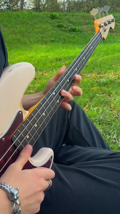 If 'Side To Side' had bass guitar 🦋 #bassplayer #bass