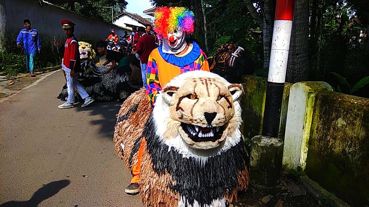 Ini MACAN BA LAKEK diiringi DRUMBAND ba lakek arak arakan pawai Akbar di jalanan yang panas sekali