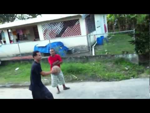 Jugando Tapin (*Basketball*) en Polilla City, Jaime C. Rodriguez, Yabucoa *