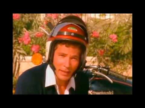 شخصية الفنان الكويتي طارق عبد اللطيف راوي المسلسل الكارتوني الرجل الحديدي و تق