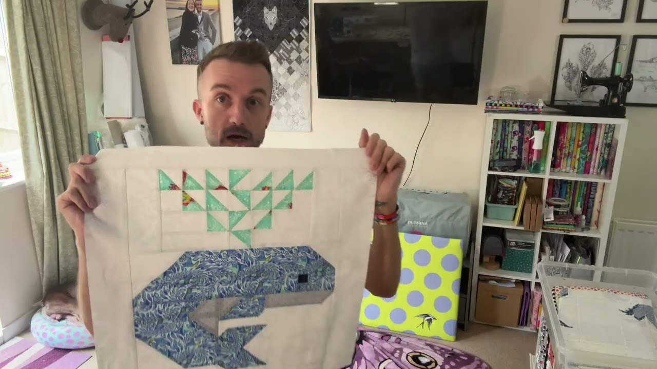 Парад готовых лоскутных одеял и лоскутных работ в процессе создания.