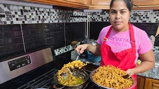 картинка: Салат с салом и чипсами из плантена с острым соусом манго