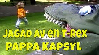 Video thumbnail of "Jagad av en T-rex - Musikvideo för barn om dinosaurier med Pappa Kapsyl"
