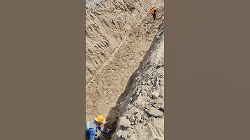 Workers prepared sand for casting drainage base