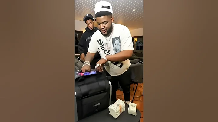 Bossman Dlow counting up racks in his hotel in Chicago🔥