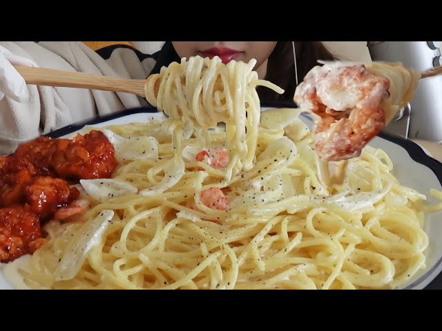 ASMR  台風の時に食べたクリームパスタ と ヤンニョムチキン☔️⚡️🌀  Cream pasta and seasoned chicken eating sounds