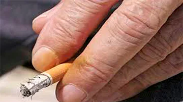 ¿El tabaco causa uñas amarillas?