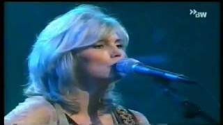 Watch Emmylou Harris Boy From Tupelo video