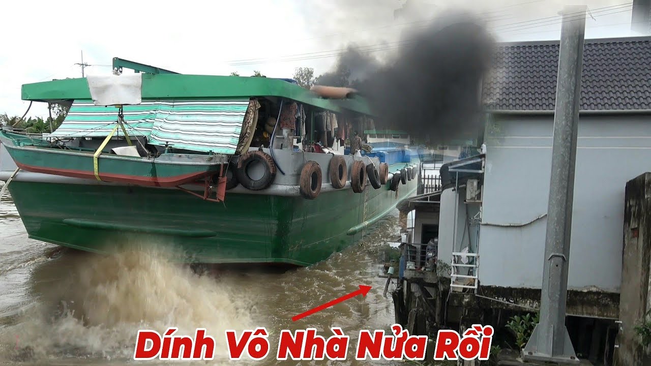 Lái Sà Lan Ôm Cua Nước Chảy Mạnh Kiểu Này Canh Không Khéo Đụng Sập Nhà Liền.