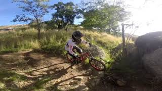 Carlinhos Fox na 2-2 - Intense M6 - Downhill Improvisado Bike