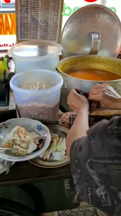 Lontong kari pasir Koja langganan artis buatnya piring tumpuk tumpuk karena antri