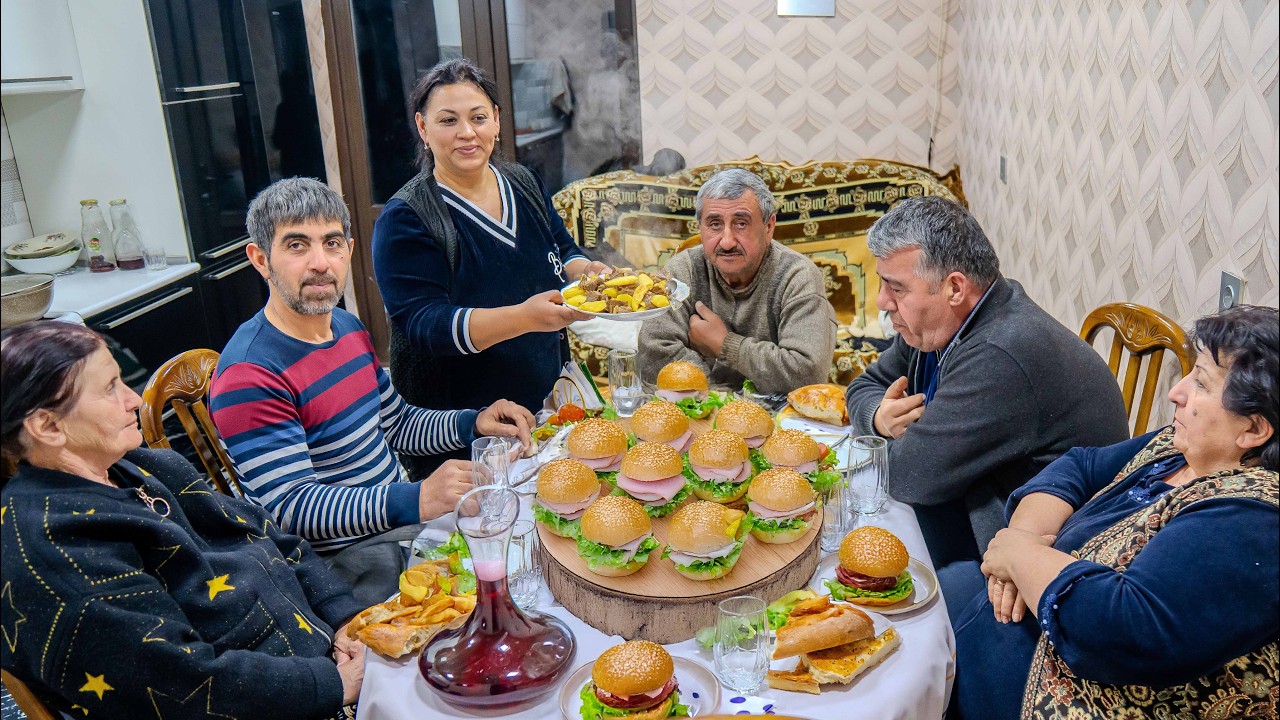אישה אופה 50 חתיכות לחמניות המבורגר והמבורגר בכפר תנור לבנים