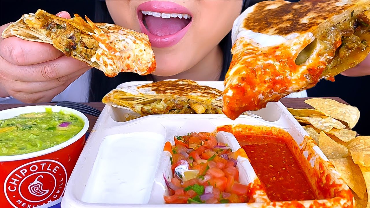 ASMR CHICKEN QUESADILLA & CHIPS *CHIPOTLE* (EATING SOUNDS) ASMR Phan