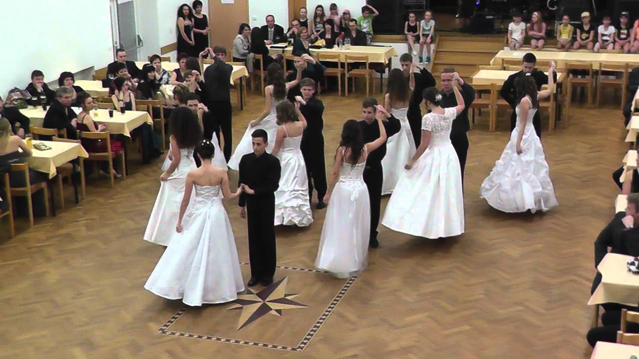 Obecní a školní ples v Pustiměři 2015 polonéza
