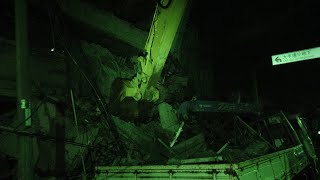 解体中の5階建てのビル、崩落現場。夜を徹しての復旧作業。新潟県長岡市呉服町。2020年10月1日「中秋の名月」