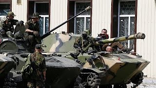 В Славянск вошла колонна бронетехники с российским флагом