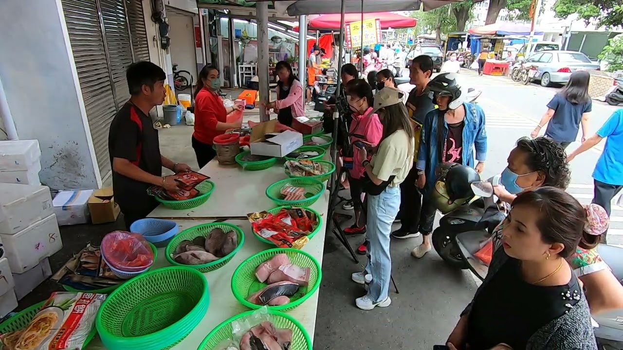 大叔跟客人槓上了當場發飆 客人反而開始放開來買 台中大肚市場 大肚農會前面50公尺 自治路118號 台中海鮮大叔 海鮮拍賣 海鮮叫賣  叫賣哥 seafood auction