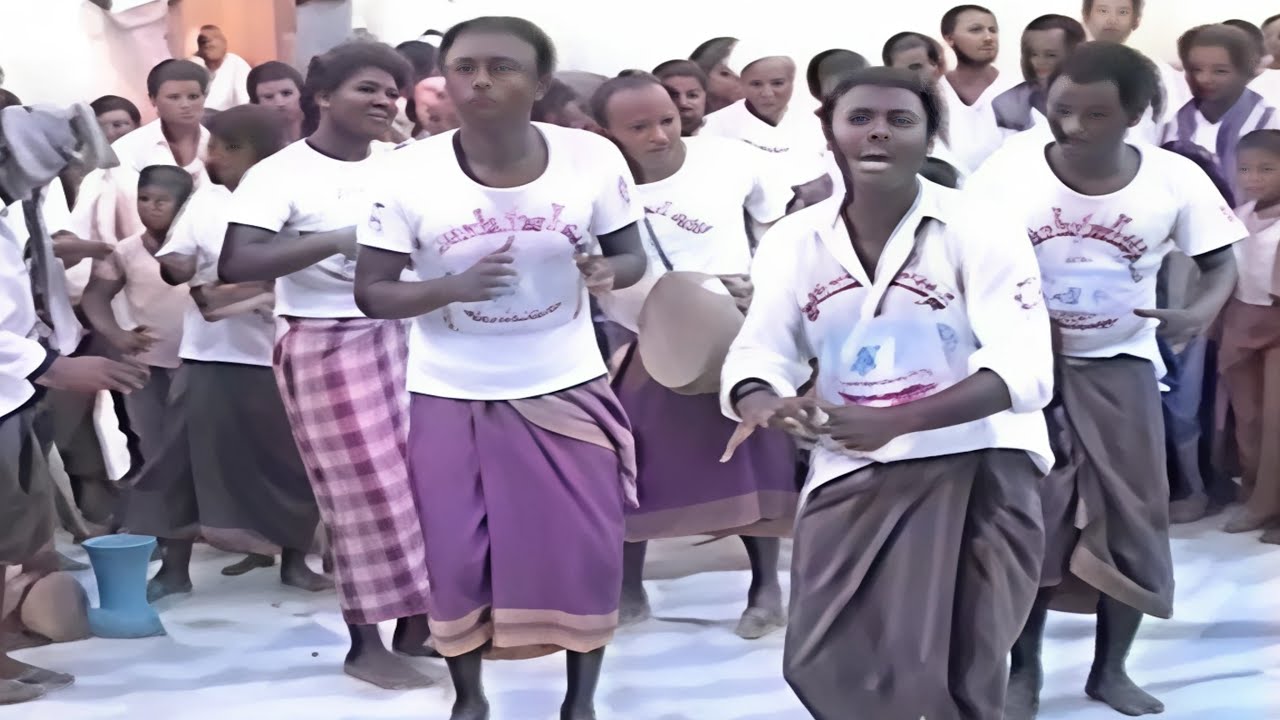 علي وسالم سعيد علي مع فرقة شباب الميناء بالشحر  1990م