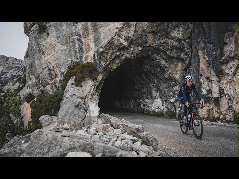 Video: Geraint Thomas ay nagtatapos sa season pagkatapos ng pag-crash ng Giro d'Italia