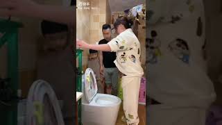 китайка учит детей как ходить в туалет по маленькому правильно